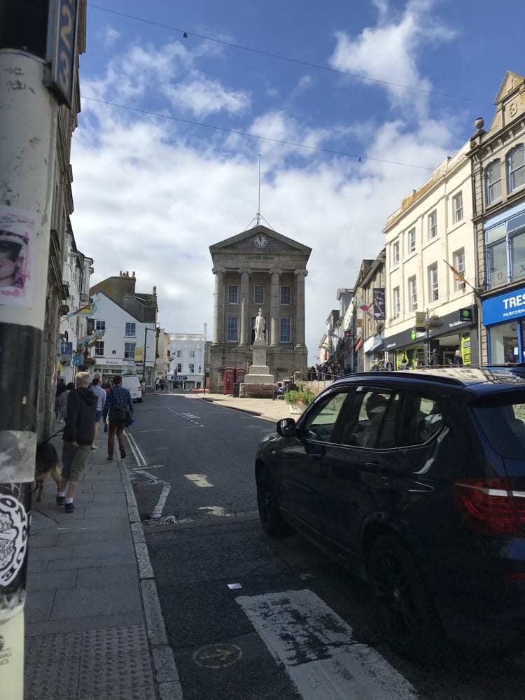 Why LLoyds bank looks always so grand.